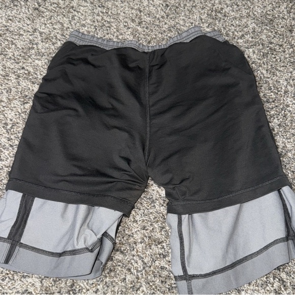 Lululemon Men's Gray Athletic Shorts SZ M .
Used in good condition. - Picture 7 of 8